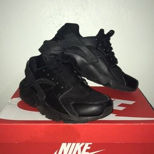 Black Nike Huarache Runs